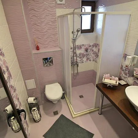 Ice Jewel Chalet: Ski-ready Retreat Near Gondola Bansko