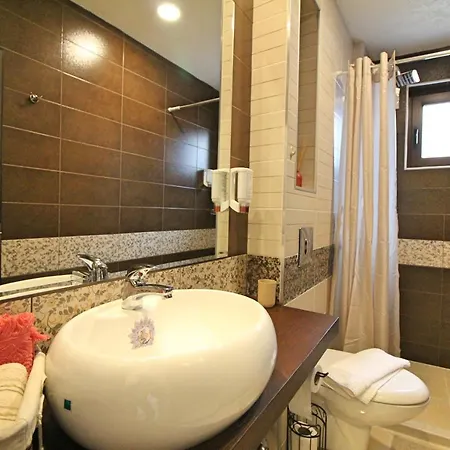 Ice Jewel Chalet: Ski-ready Retreat Near Gondola *