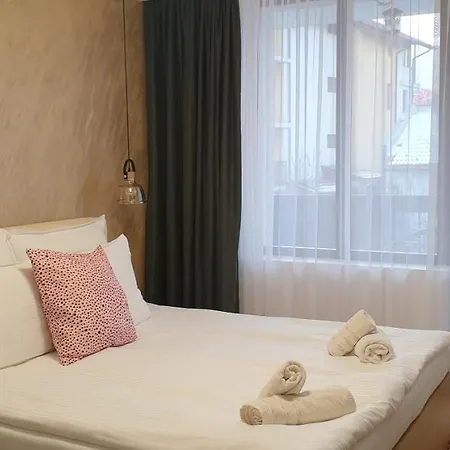 Ice Jewel Chalet: Ski-ready Retreat Near Gondola Bansko